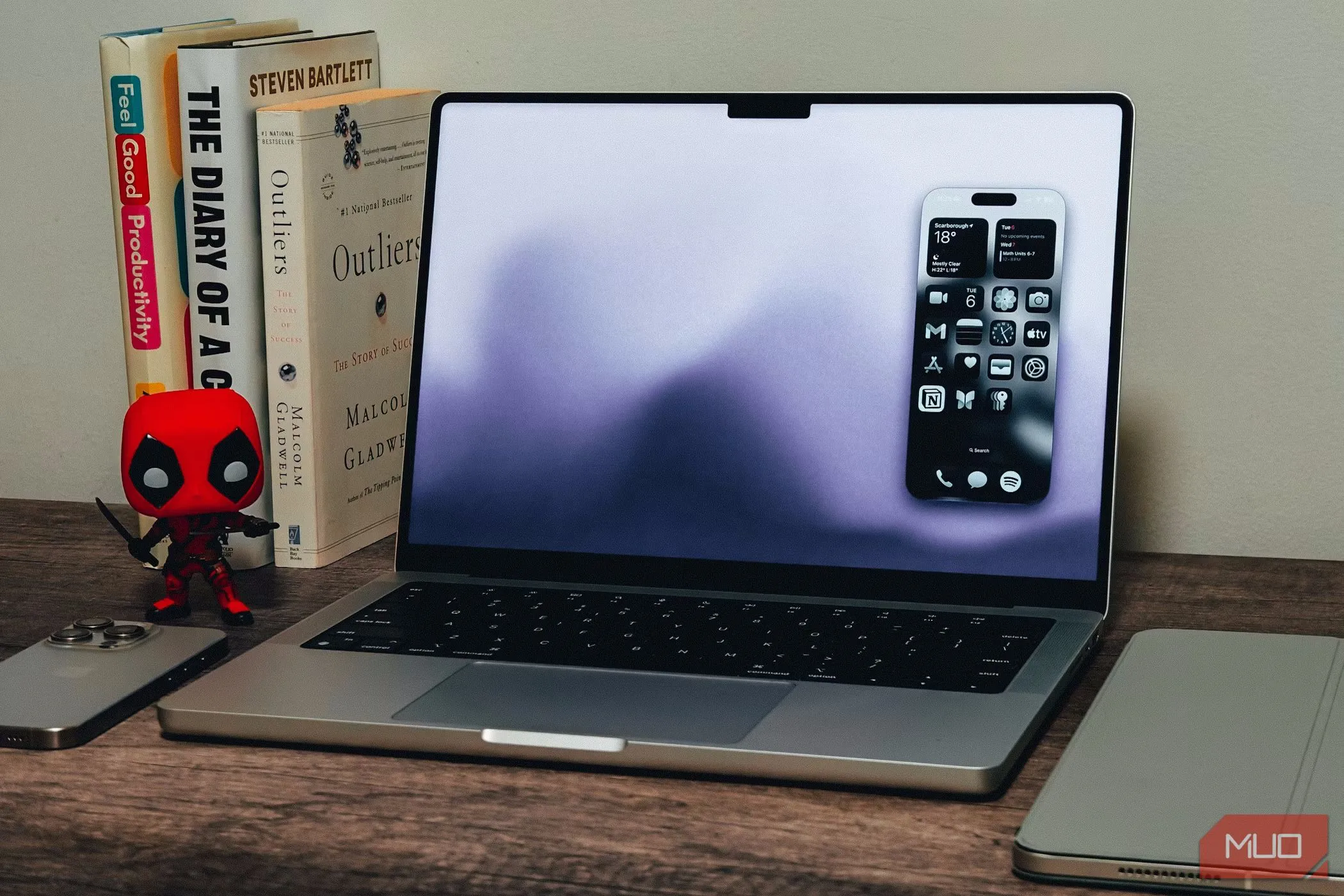 Giao diện tính năng Phản Chiếu iPhone (iPhone Mirroring) hoạt động trên MacBook Pro, thể hiện khả năng điều khiển iPhone từ máy Mac một cách liền mạch.