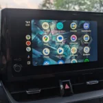 Giao diện ứng dụng Android Auto hiển thị danh sách ứng dụng giải trí và điều hướng trên màn hình ô tô
