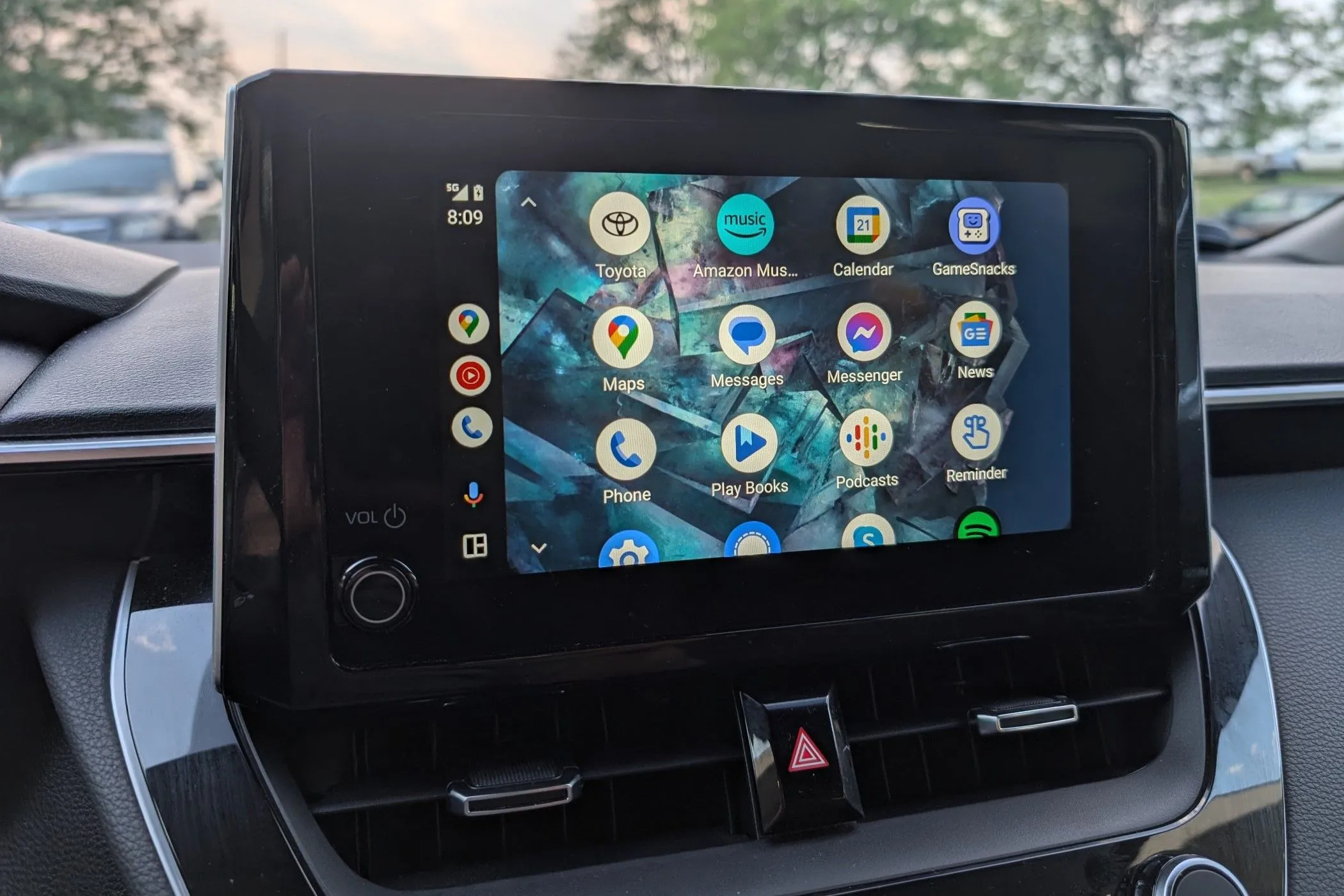 Giao diện ứng dụng Android Auto hiển thị danh sách ứng dụng giải trí và điều hướng trên màn hình ô tô