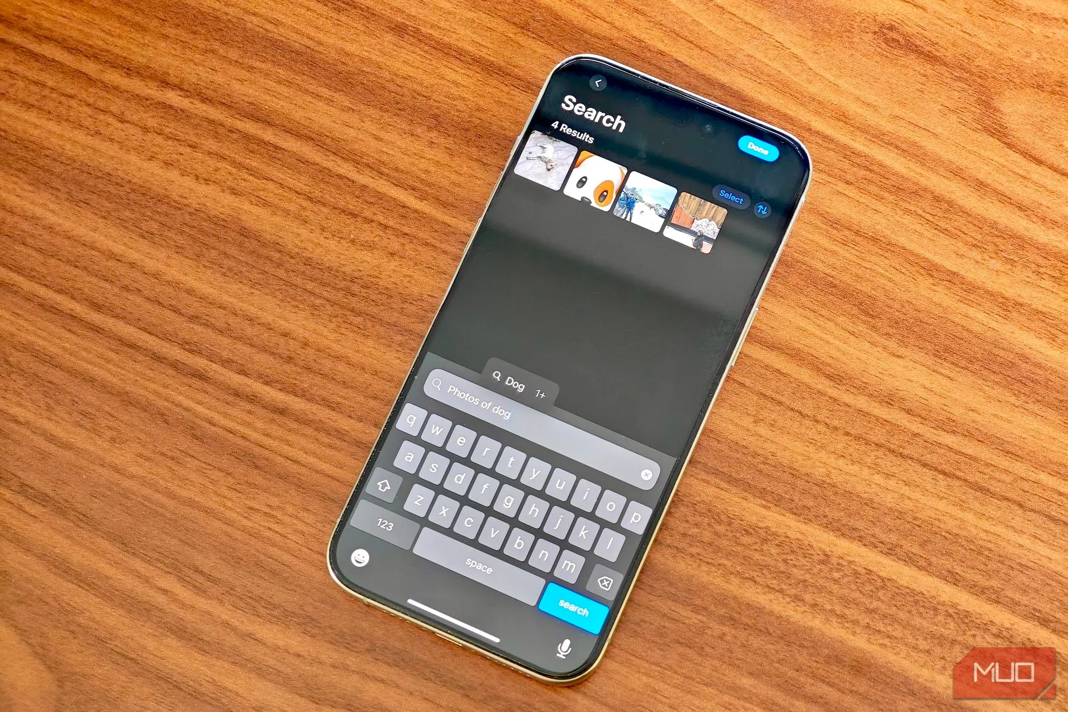Giao diện ứng dụng Ảnh trên iPhone 15 Pro Max với tính năng tìm kiếm bằng ngôn ngữ tự nhiên trong iOS 18.1, giúp người dùng dễ dàng tìm kiếm hình ảnh và video.