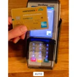 Giao diện ứng dụng Ảnh trên iPhone hiển thị thẻ tín dụng cần che thông tin nhạy cảm.