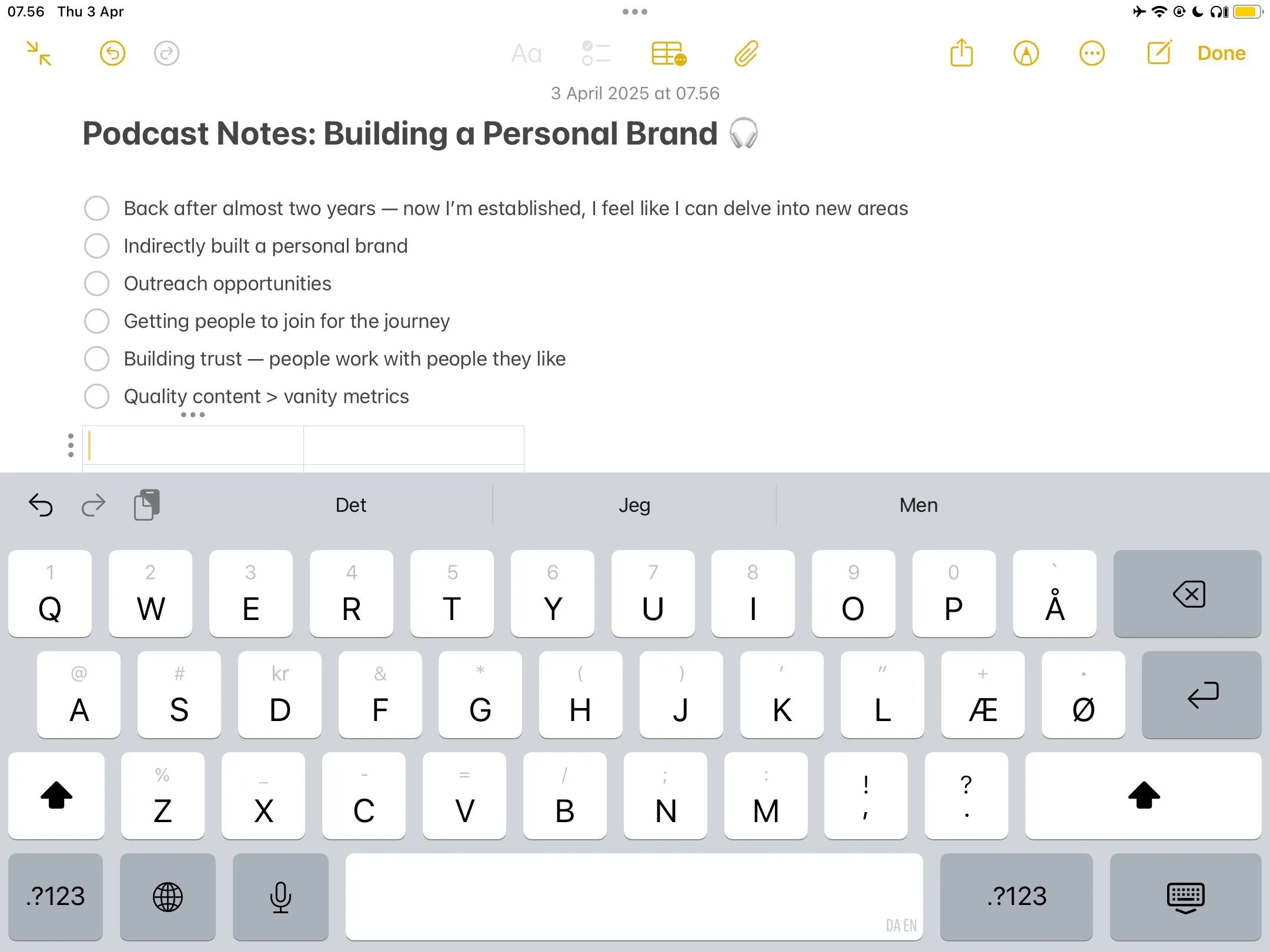 Giao diện ứng dụng Apple Notes trên iPhone với các ghi chú được tổ chức