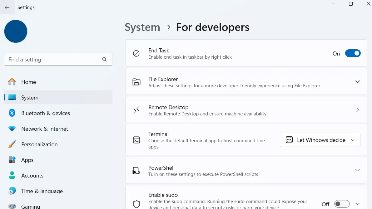 Giao diện ứng dụng Cài đặt Windows 11 với menu &quot;Dành cho nhà phát triển&quot; để kích hoạt tính năng kết thúc tác vụ