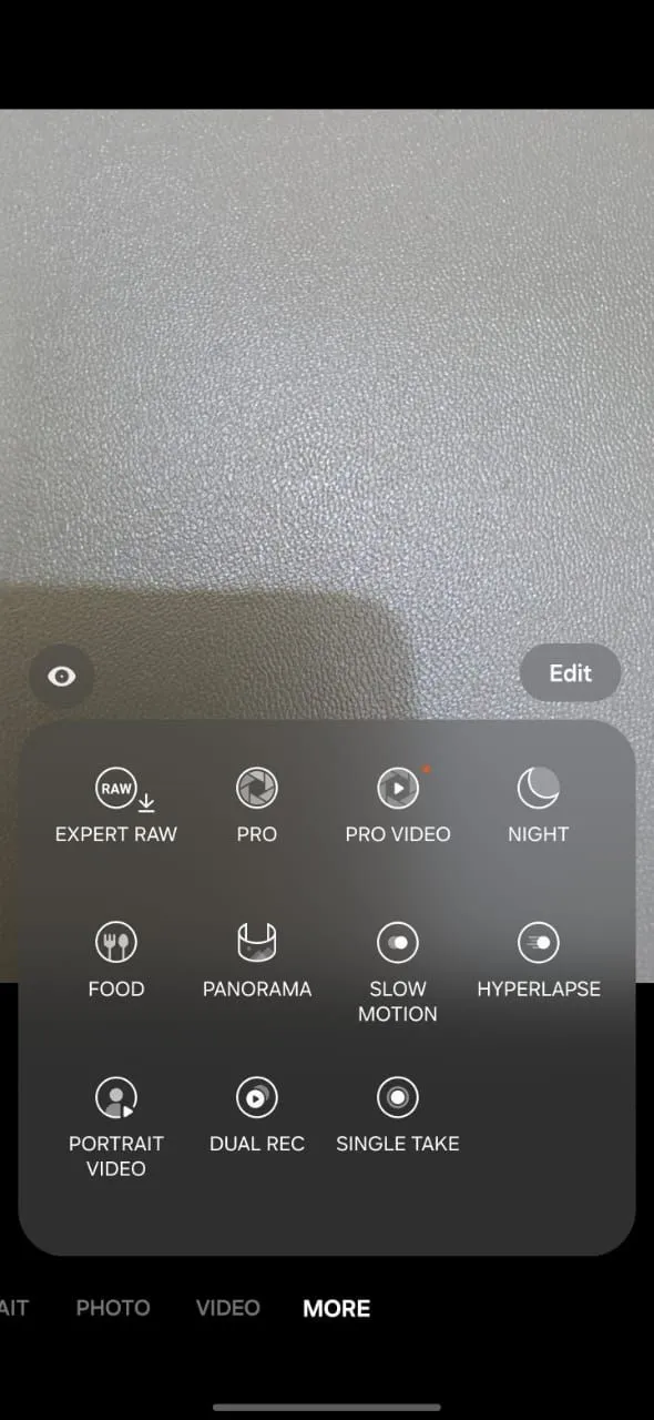 Giao diện ứng dụng Expert RAW trên điện thoại Samsung, cho phép chụp ảnh ở định dạng RAW để hậu kỳ tốt hơn.