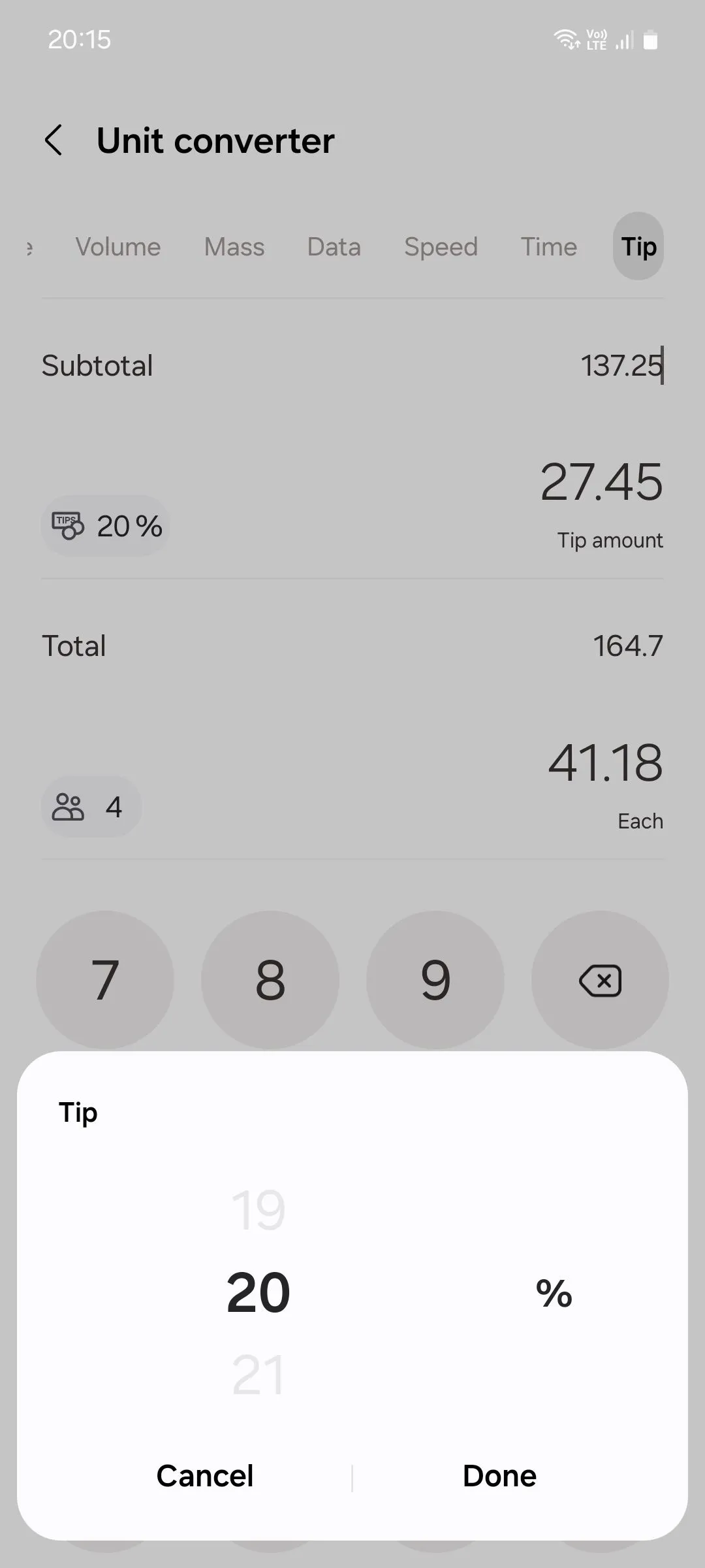 Giao diện ứng dụng máy tính Samsung hiển thị cách thêm phần trăm tiền boa và chia hóa đơn