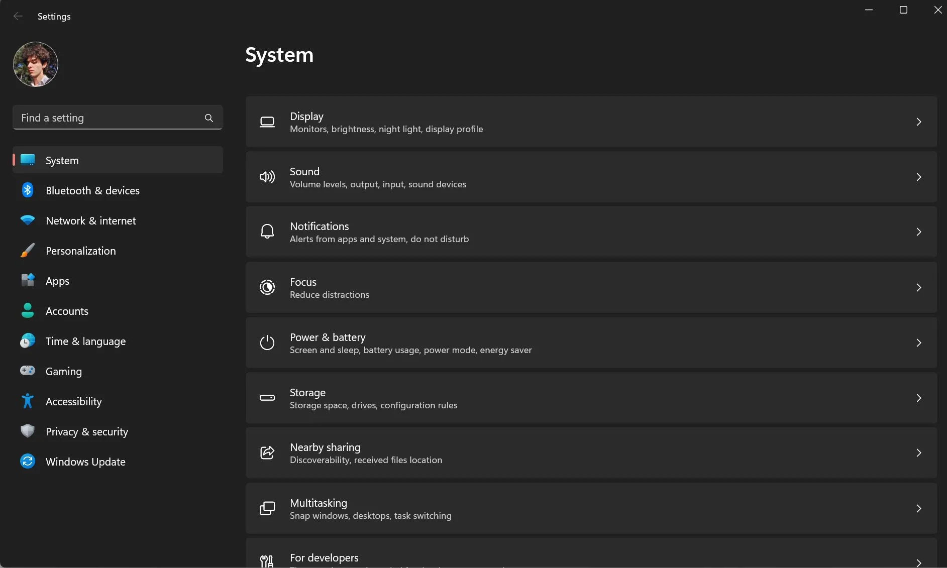 Giao diện ứng dụng Settings trên Windows 11 cho thấy độ trễ khi chuyển tab.