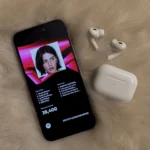 Giao diện ứng dụng Spotify trên iPhone hiển thị các gói Premium, bên cạnh tai nghe AirPods