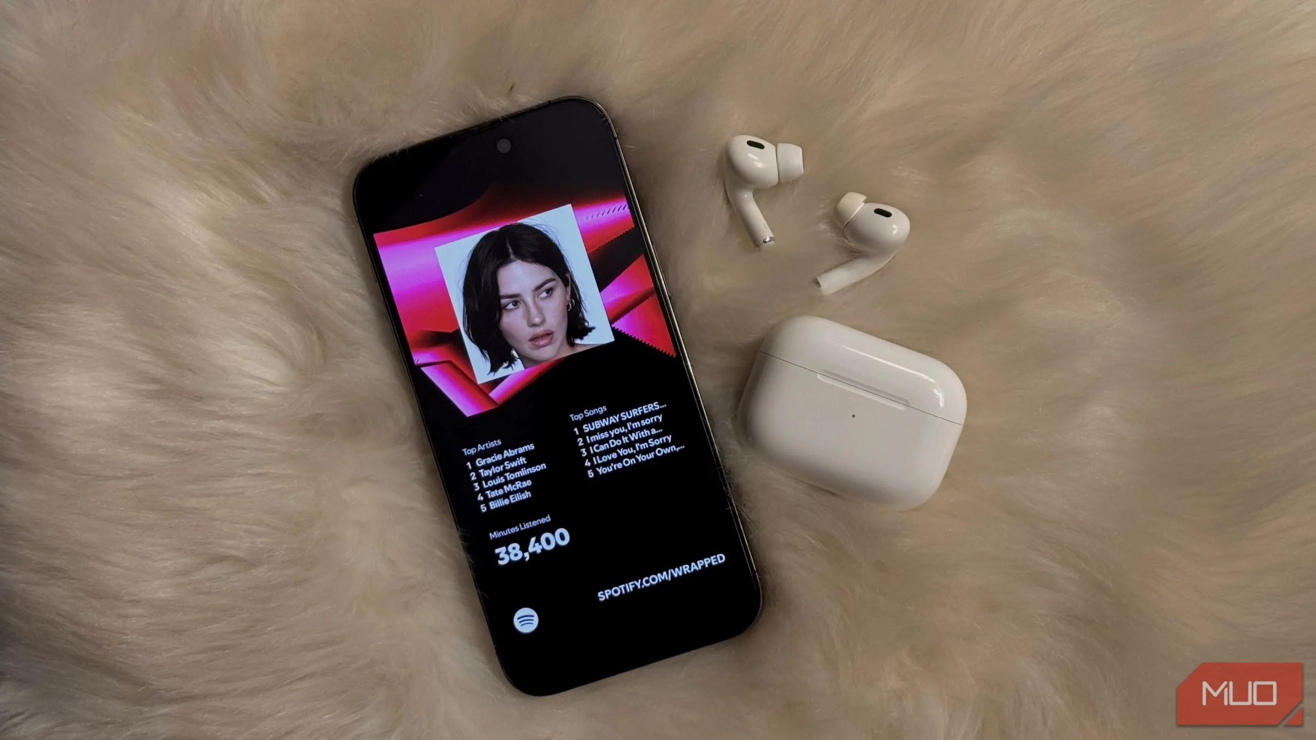 Giao diện ứng dụng Spotify trên iPhone hiển thị các gói Premium, bên cạnh tai nghe AirPods
