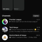 Giao diện ứng dụng WhatsApp trên iOS hiển thị tab "Cập nhật" và các tin nhắn đến, minh họa sự phân tâm khi sử dụng AI chatbot.