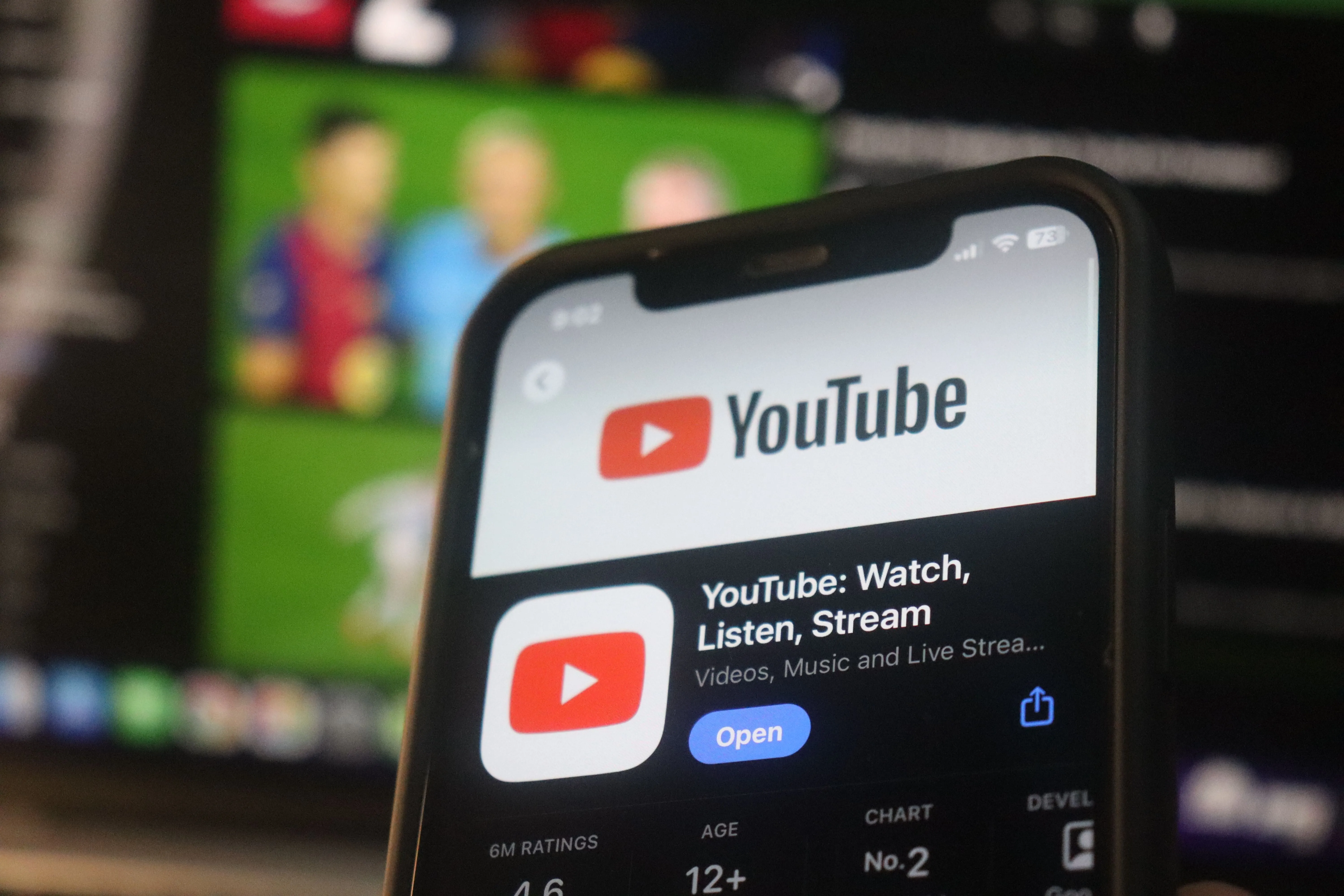 Giao diện ứng dụng YouTube trên Android với nút Play Something mới
