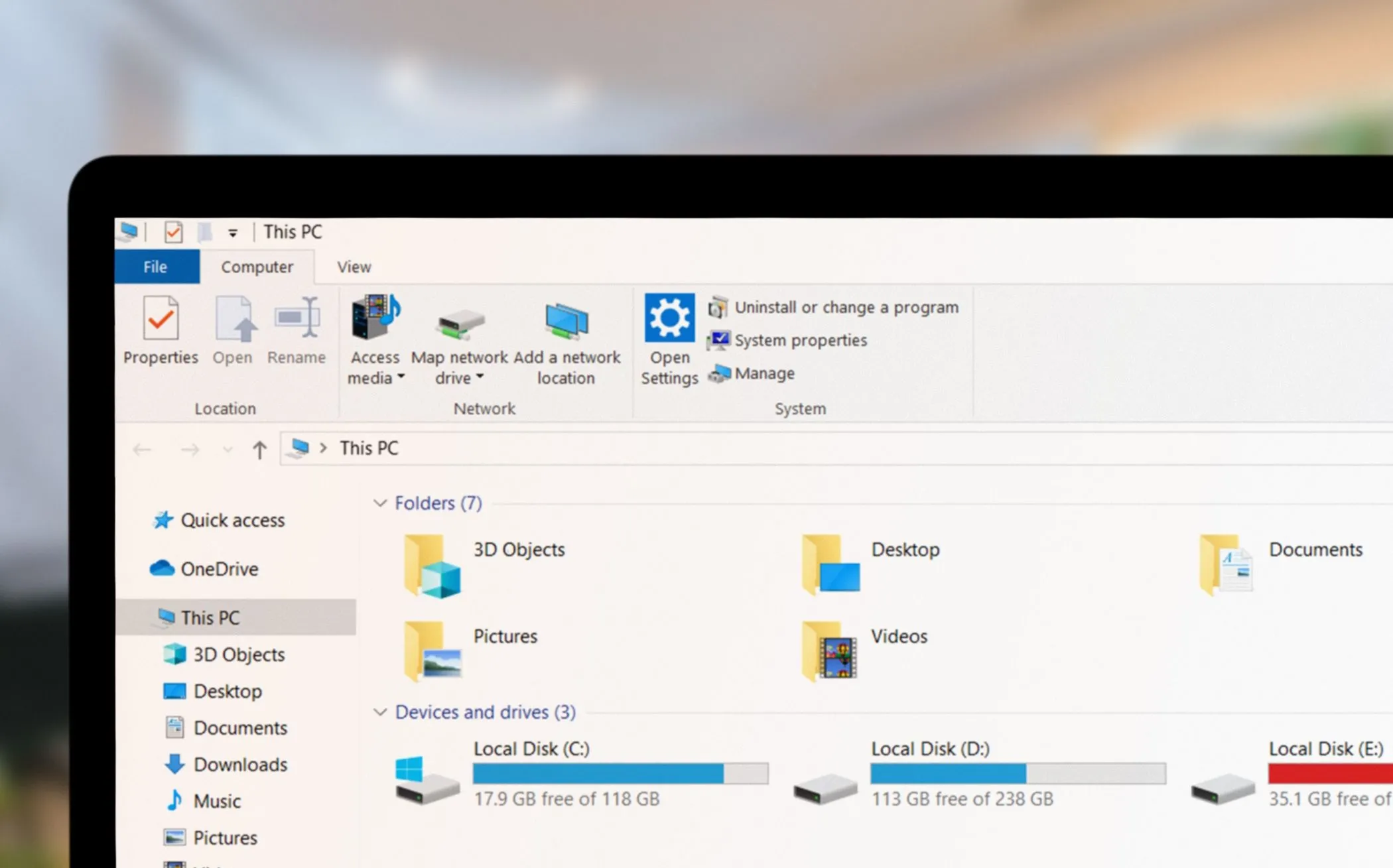 Giao diện Windows File Explorer đang mở trên máy tính xách tay Windows, minh họa khả năng điều hướng dễ dàng.