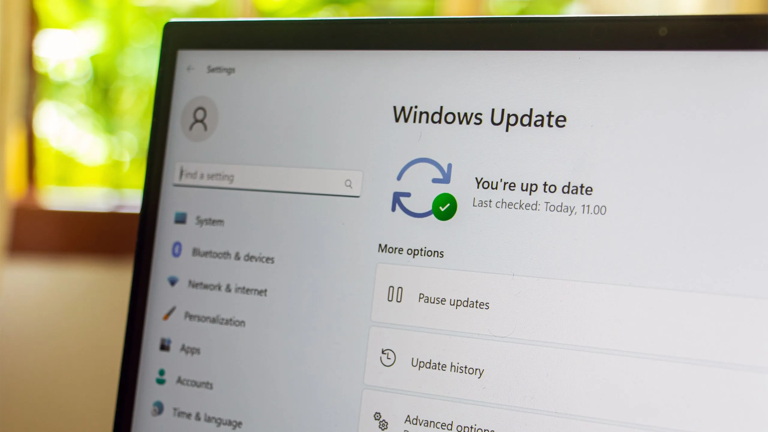 Giao diện Windows Update trong ứng dụng Cài đặt của Windows 11, hiển thị trạng thái cập nhật và các bản vá bảo mật mới nhất.