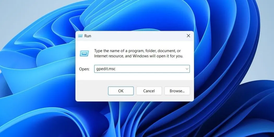 Gõ gpedit.msc vào hộp thoại Run để mở Local Group Policy Editor