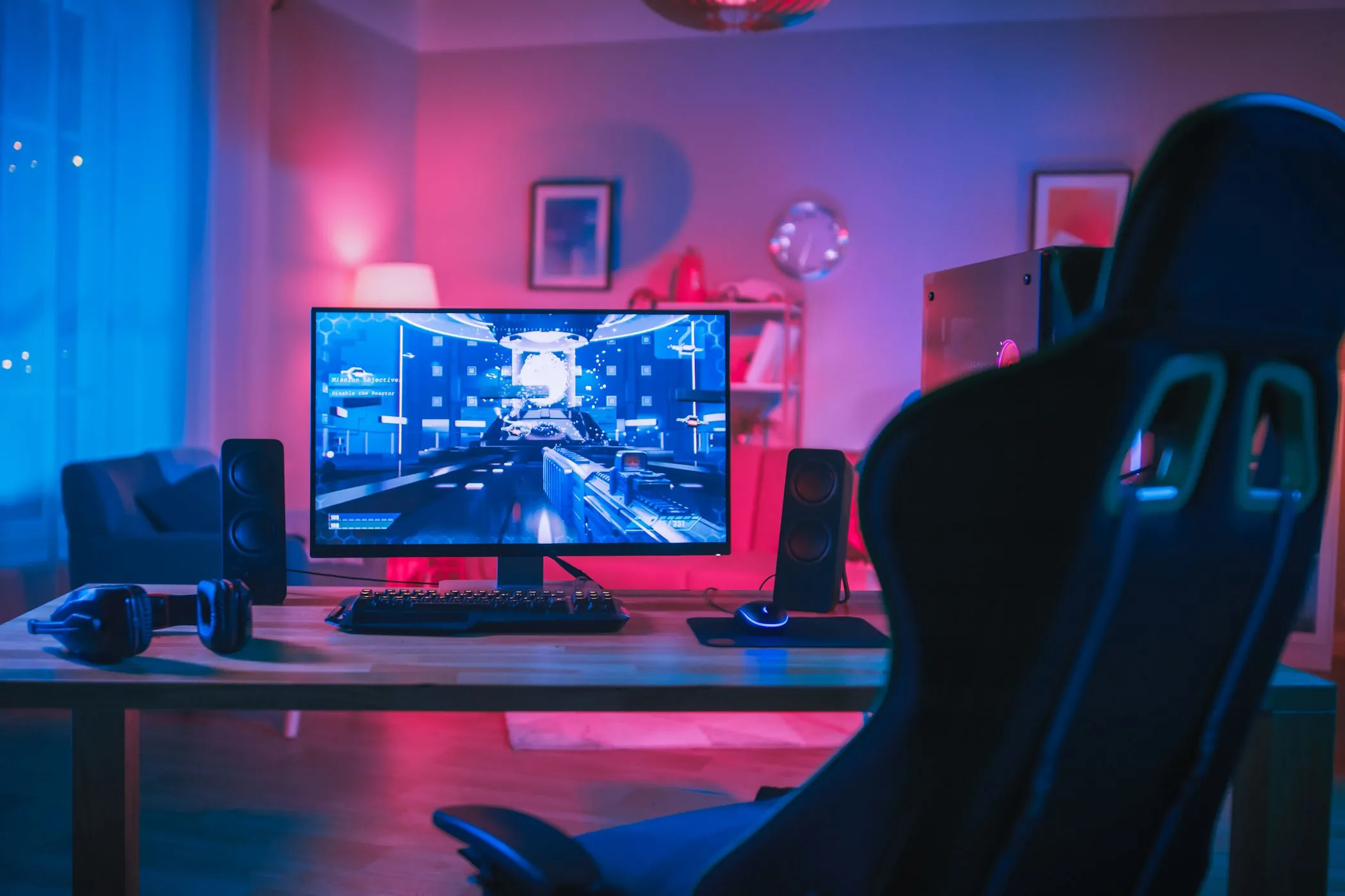 Góc làm việc và giải trí với máy tính PC được bố trí gọn gàng, thể hiện môi trường lý tưởng cho kết nối Ethernet không bị nhiễu