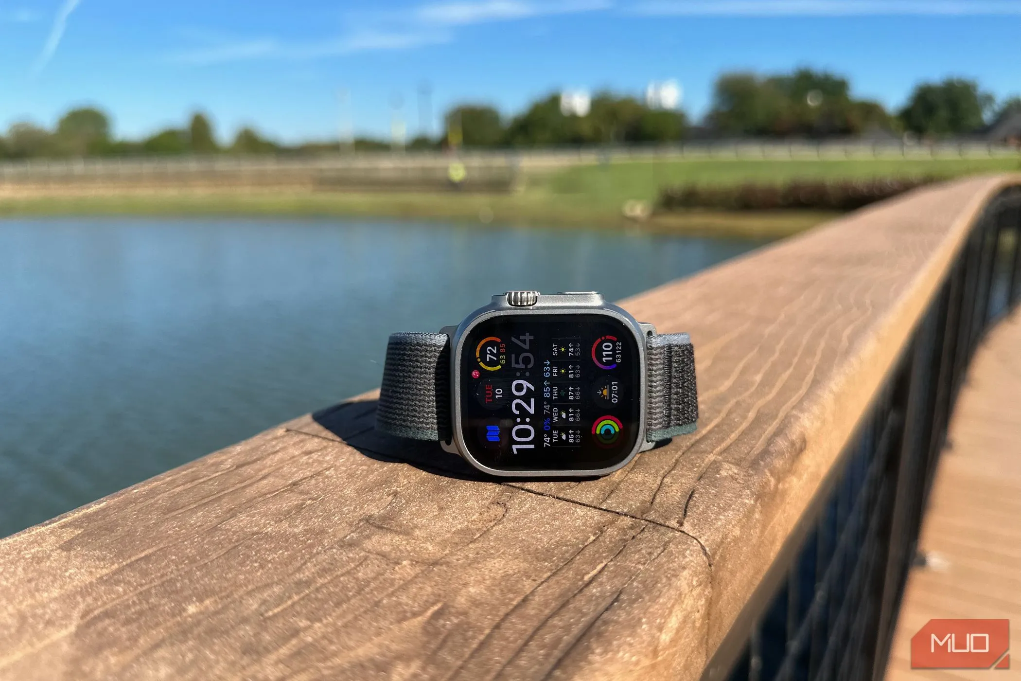 Góc nhìn cạnh bên của Apple Watch Ultra 2 màu đen, làm nổi bật thiết kế chắc chắn và màn hình sáng rõ.