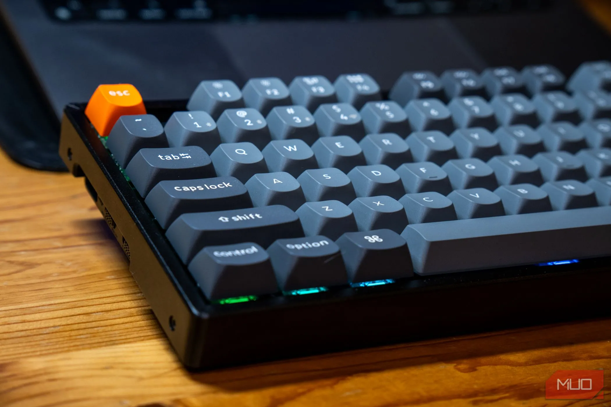 Góc nhìn nghiêng của bàn phím Keychron K8 Max trên bàn, phù hợp cho gaming