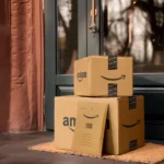 Gói hàng Amazon đặt tại thềm nhà, cần bảo vệ khỏi trộm cắp.