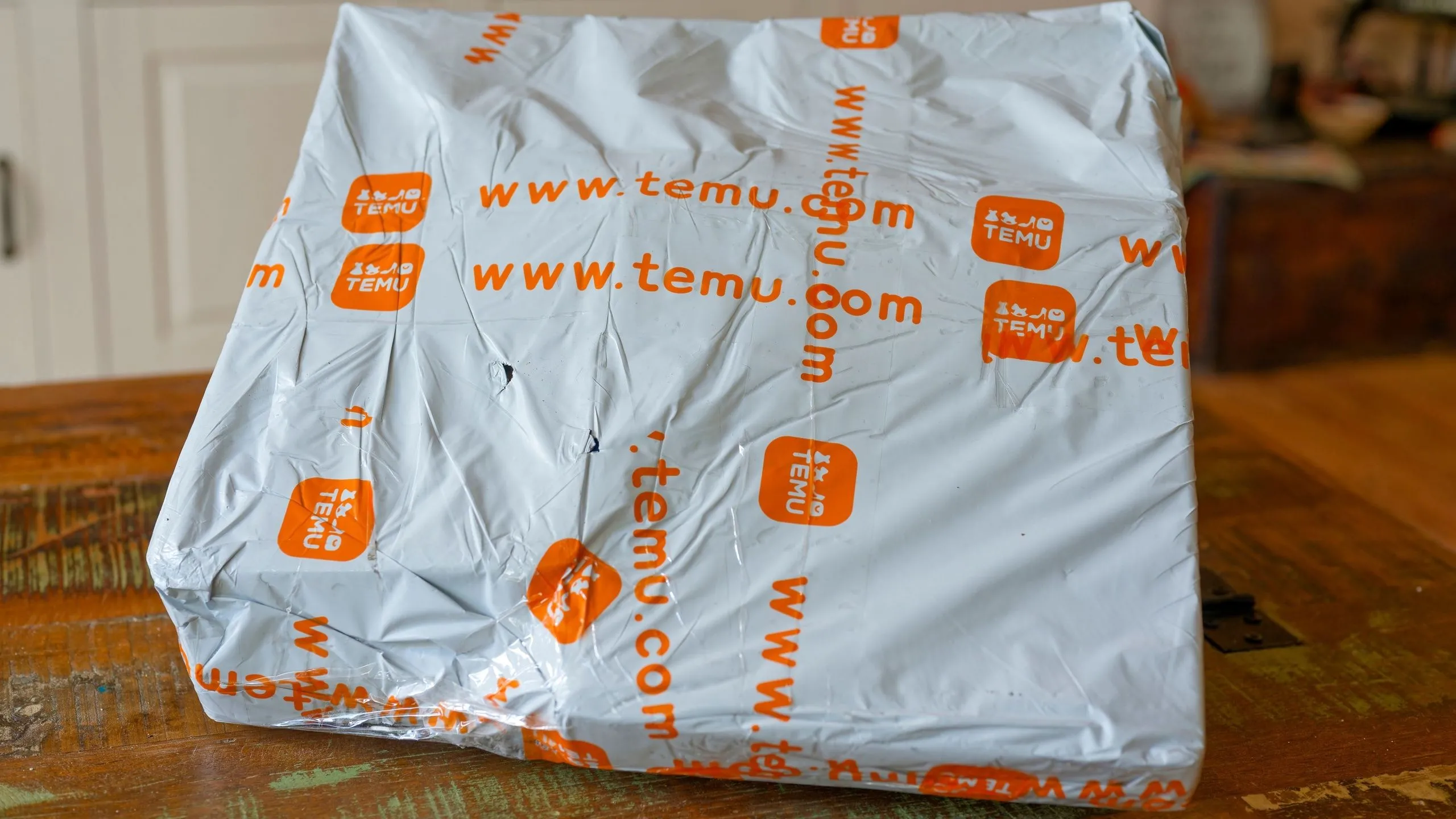 Gói hàng Temu trên bàn cho thấy sản phẩm mua sắm trực tuyến