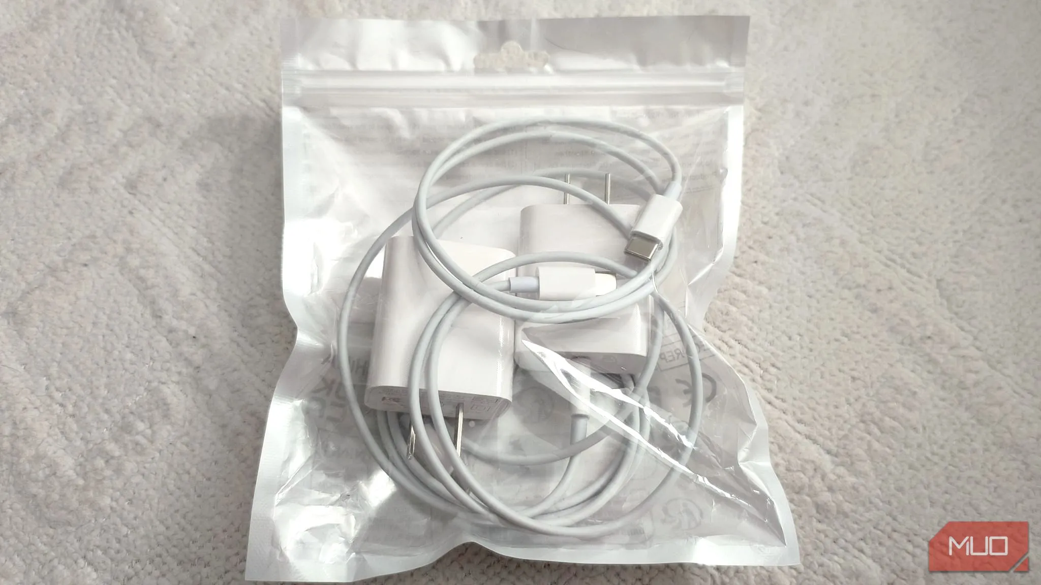 Hai bộ cổng chia USB-C và cáp USB-C được đóng gói trong túi nhựa trắng