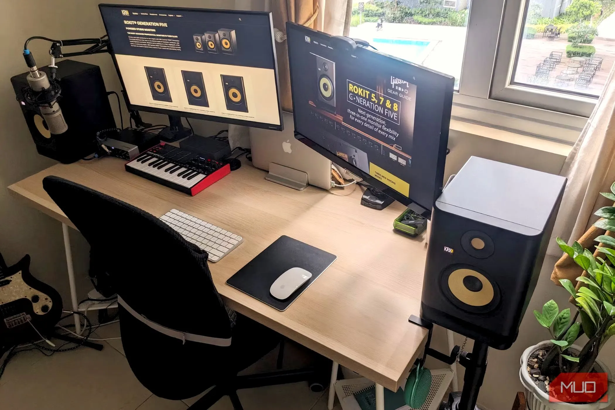 Hai loa USB chủ động đặt trên bàn làm việc cạnh màn hình, minh họa kết nối loa qua cổng USB màn hình.
