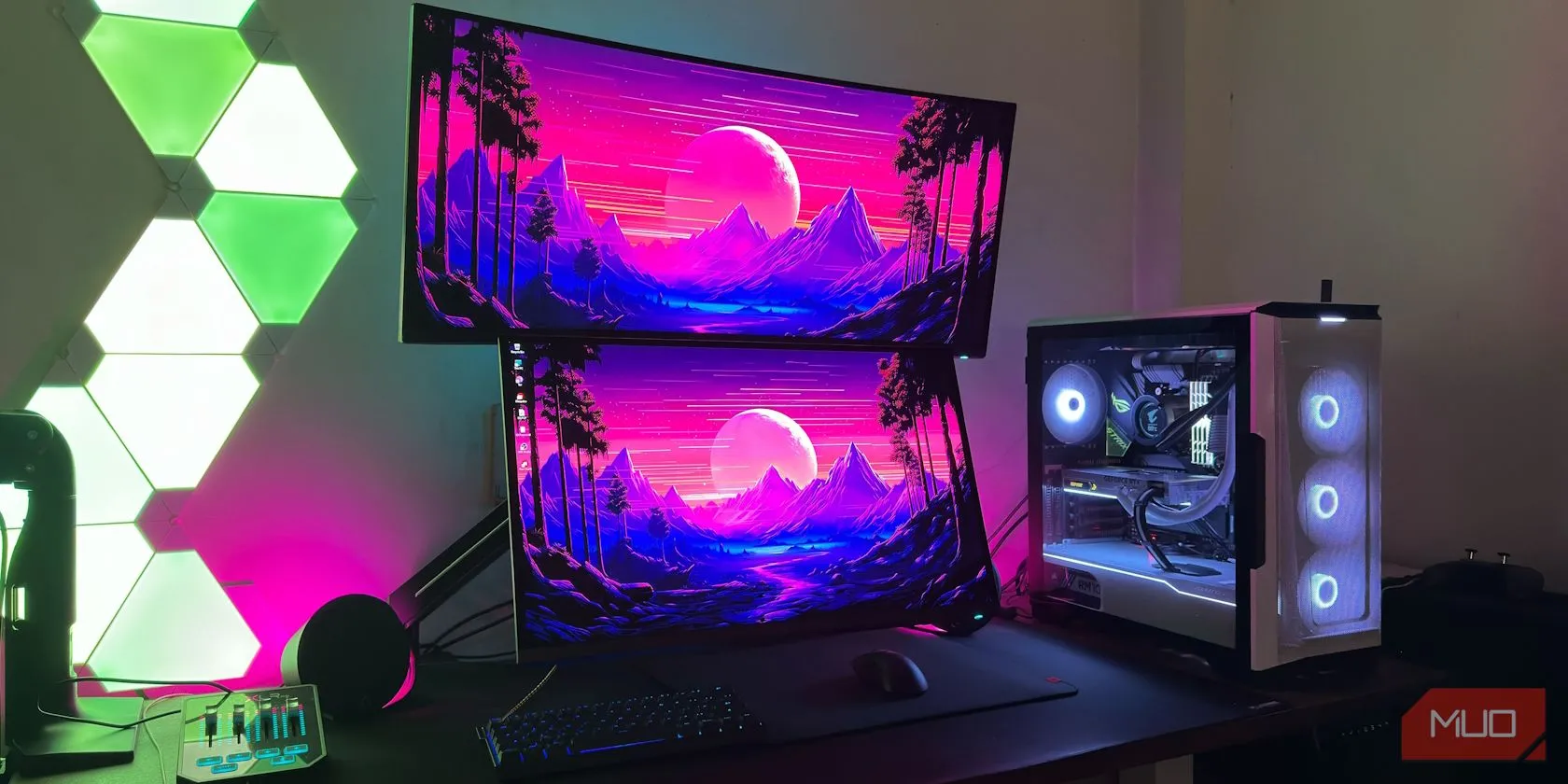 Hai màn hình OLED được gắn VESA trên bàn làm việc cùng bàn phím và chuột, minh họa vấn đề độ sáng trên màn hình OLED