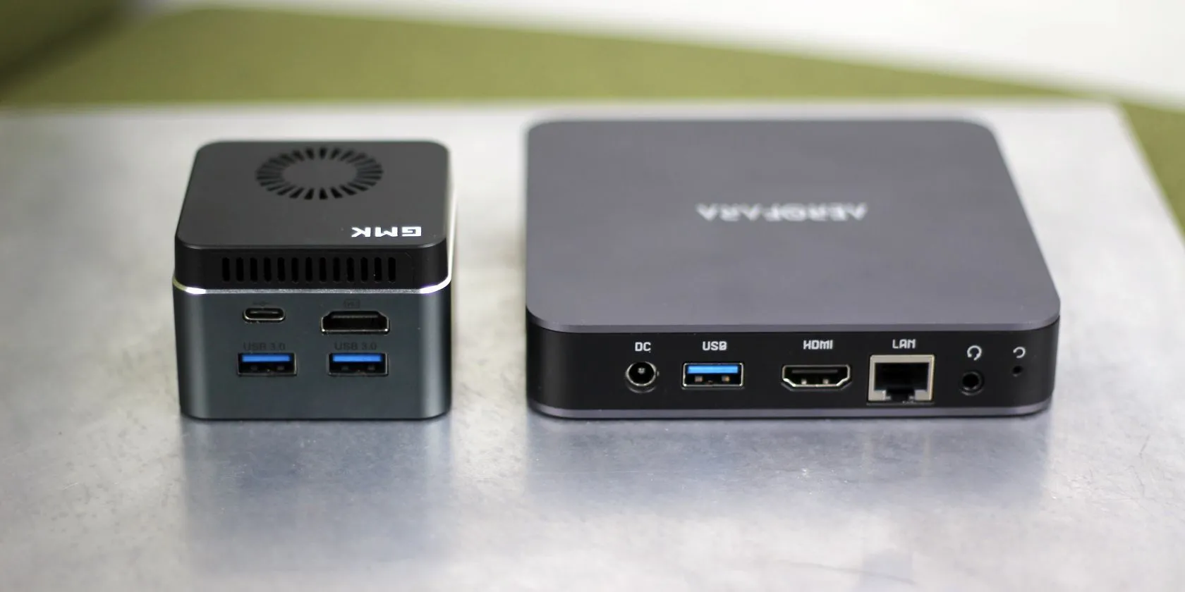 Hai mẫu máy tính mini Aerofara Aero 2 Pro và Intel Nucbox 02, thể hiện thiết kế nhỏ gọn và tiết kiệm điện