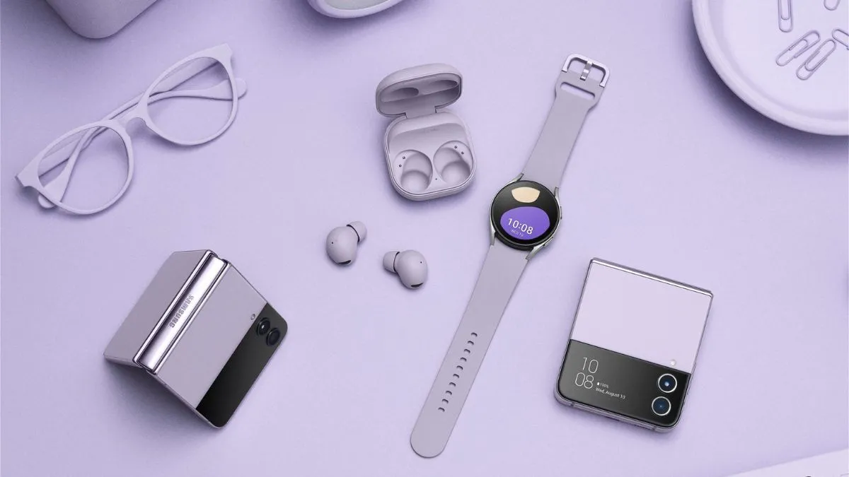 Hệ sinh thái thiết bị Samsung Galaxy bao gồm điện thoại Z Flip4, đồng hồ Watch5 Pro và tai nghe Buds2 Pro, minh họa sự tích hợp liền mạch.