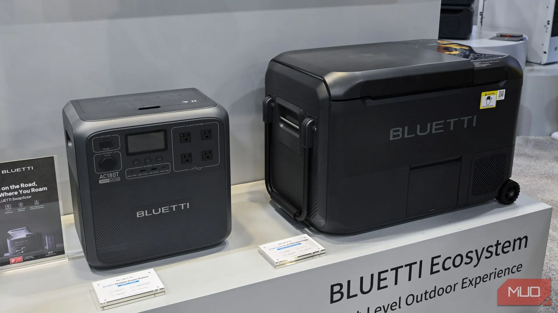 Hệ thống Bluetti SwapSolar độc đáo bao gồm trạm sạc di động AC180T và tủ lạnh MultiCooler, lý tưởng cho dã ngoại