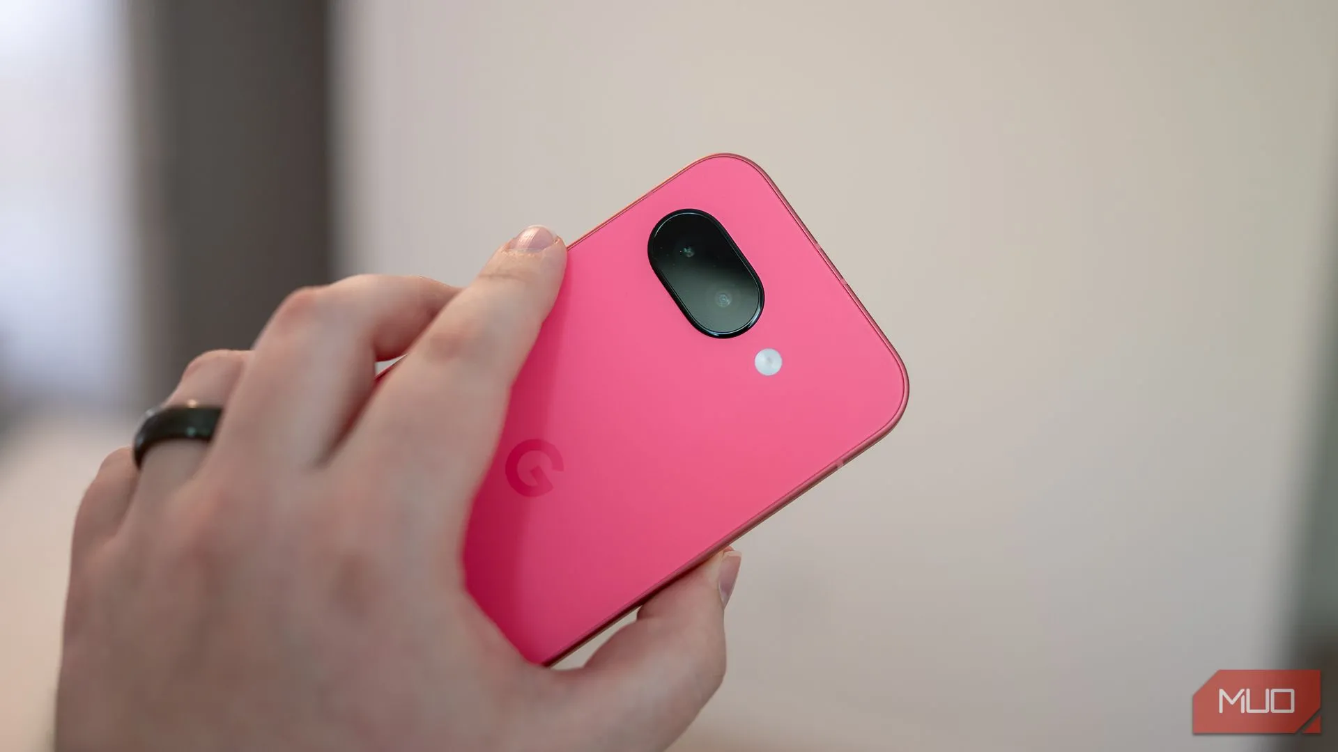 Hệ thống camera kép phía sau của Google Pixel 9a với ống kính chính 48MP và góc siêu rộng 13MP