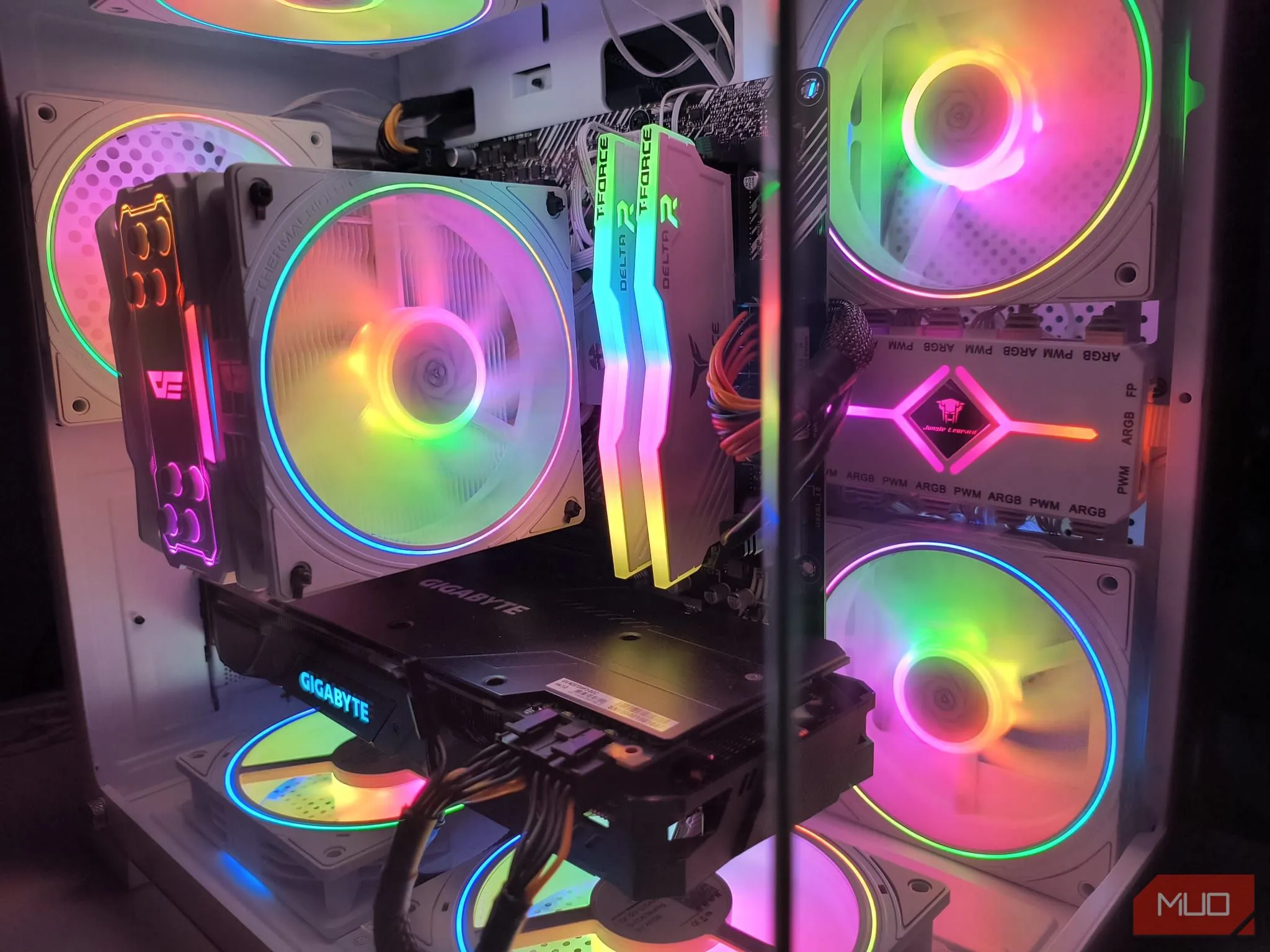 Hệ thống chín quạt tản nhiệt bên trong vỏ case PC chỉnh sửa ảnh giúp máy luôn mát mẻ và yên tĩnh