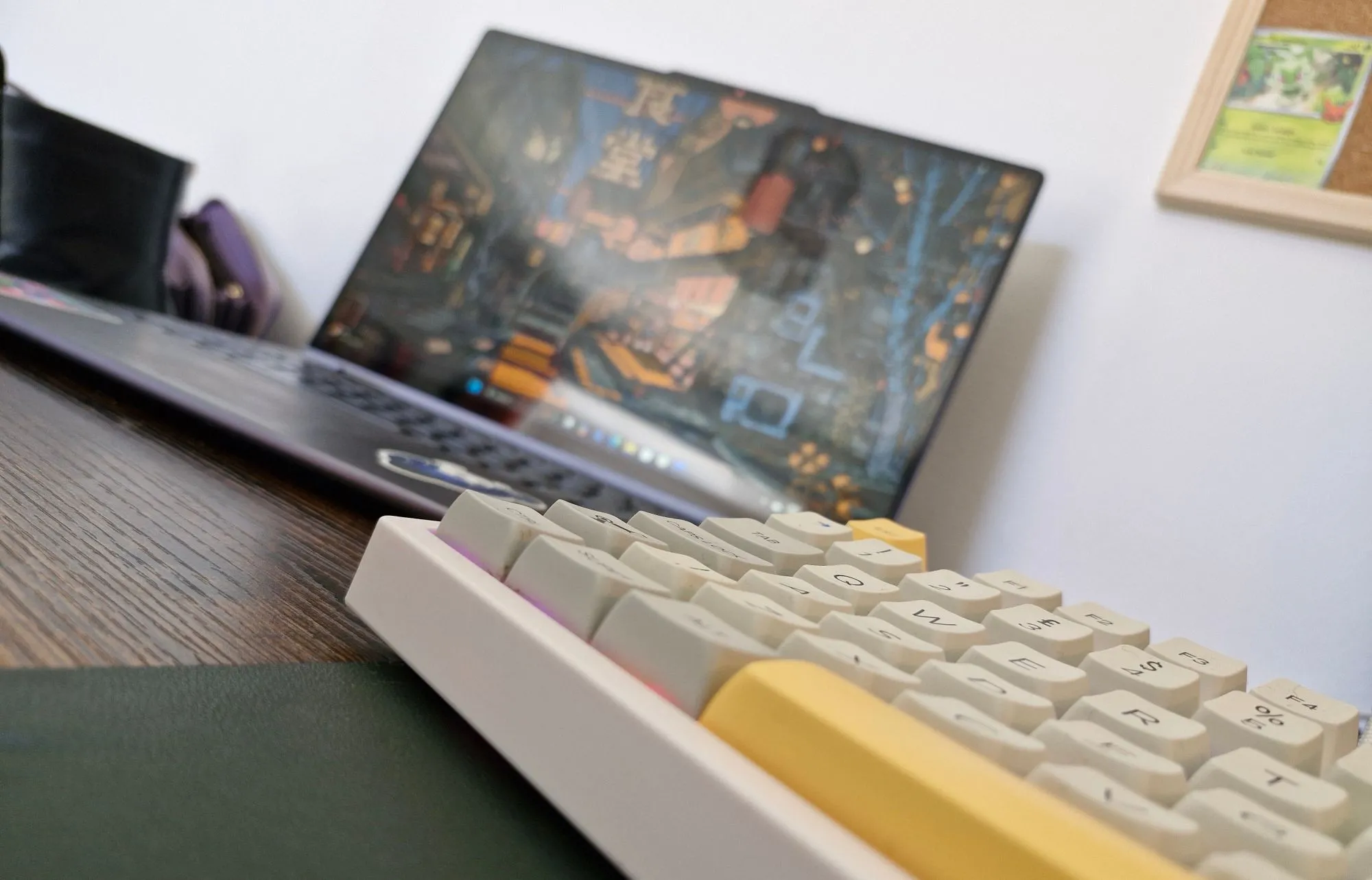 Hình ảnh bàn làm việc với laptop và bàn phím rời, thể hiện sự tiện lợi khi làm việc trên laptop