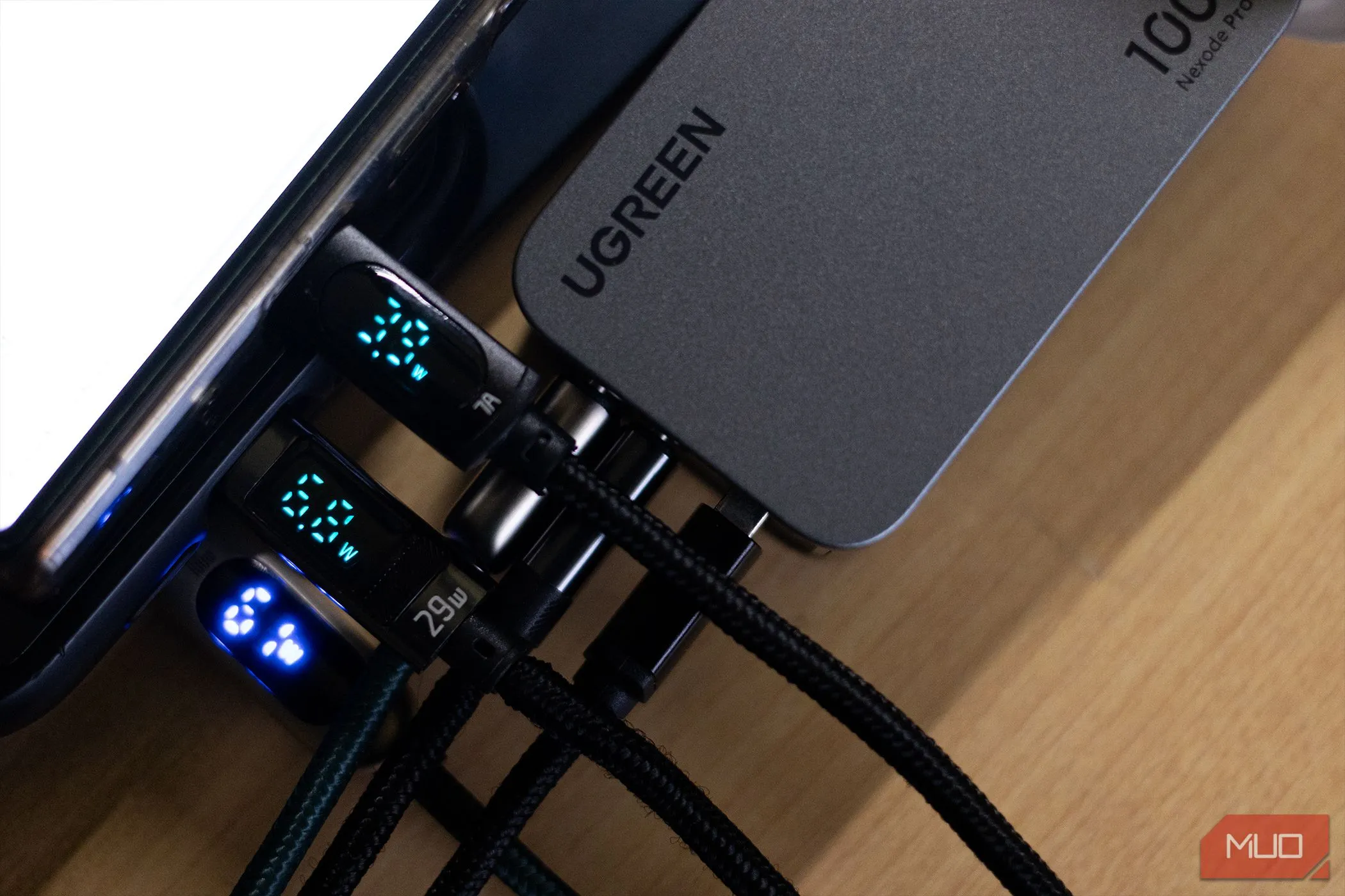 Hình ảnh bộ sạc tường Ugreen Nexode Pro 100W USB-C, minh họa khả năng truyền tải điện năng đa dạng của cổng USB-C.