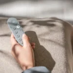 Hình ảnh cận cảnh chiếc điều khiển từ xa của Google TV Streamer, nổi bật với thiết kế được cải tiến và nút âm lượng dễ tiếp cận.