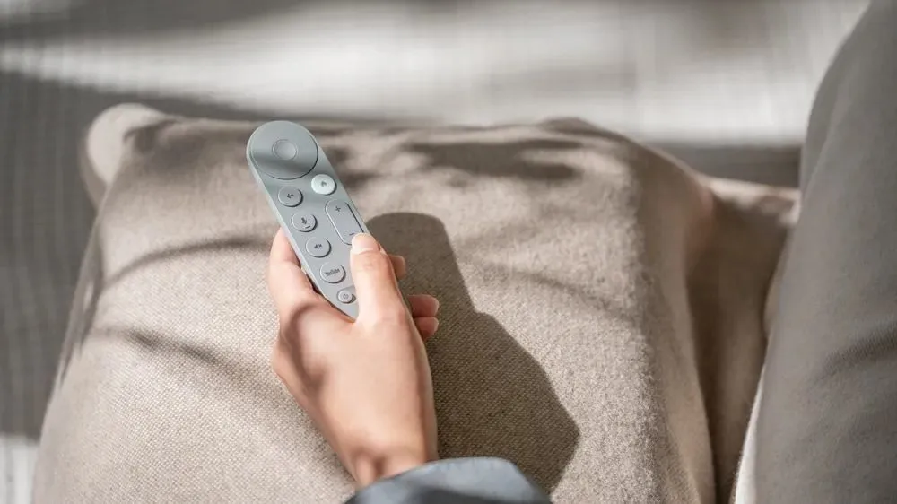 Hình ảnh cận cảnh chiếc điều khiển từ xa của Google TV Streamer, nổi bật với thiết kế được cải tiến và nút âm lượng dễ tiếp cận.