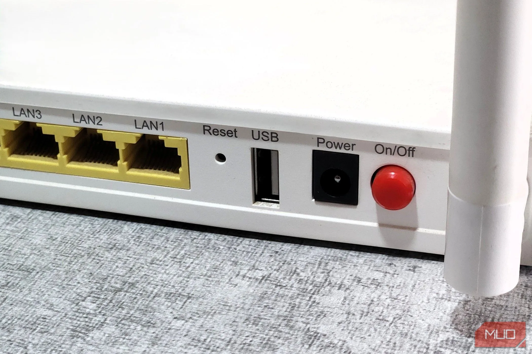 Hình ảnh cận cảnh một router Wi-Fi với các cổng kết nối và đèn báo trạng thái