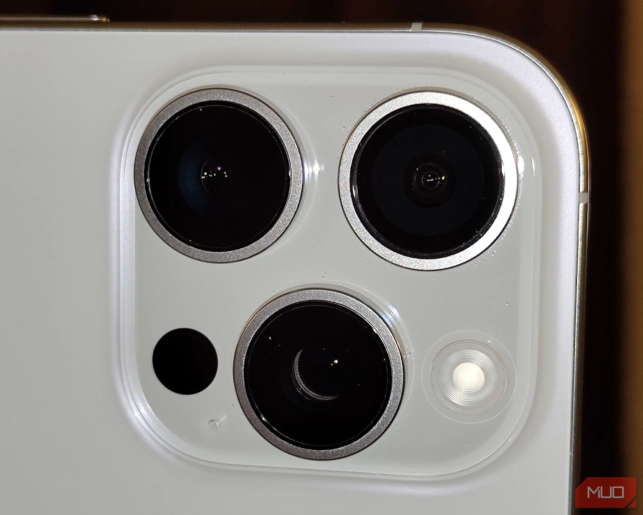 hình ảnh cận cảnh ống kính camera điện thoại sau khi được vệ sinh sáng bóng