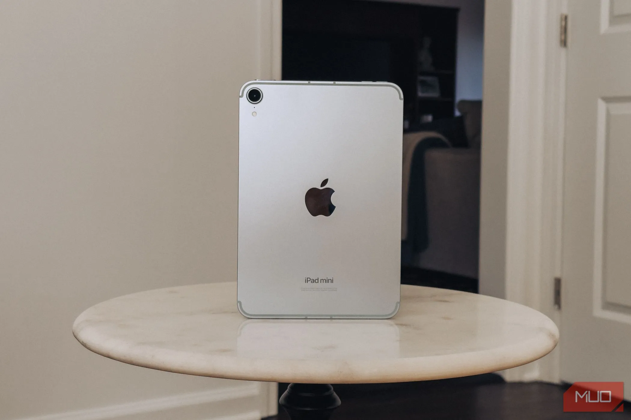 Hình ảnh chiếc iPad mini (A17 Pro) đặt trên bàn đá, minh họa sự phức tạp trong định danh các thế hệ iPad của Apple.