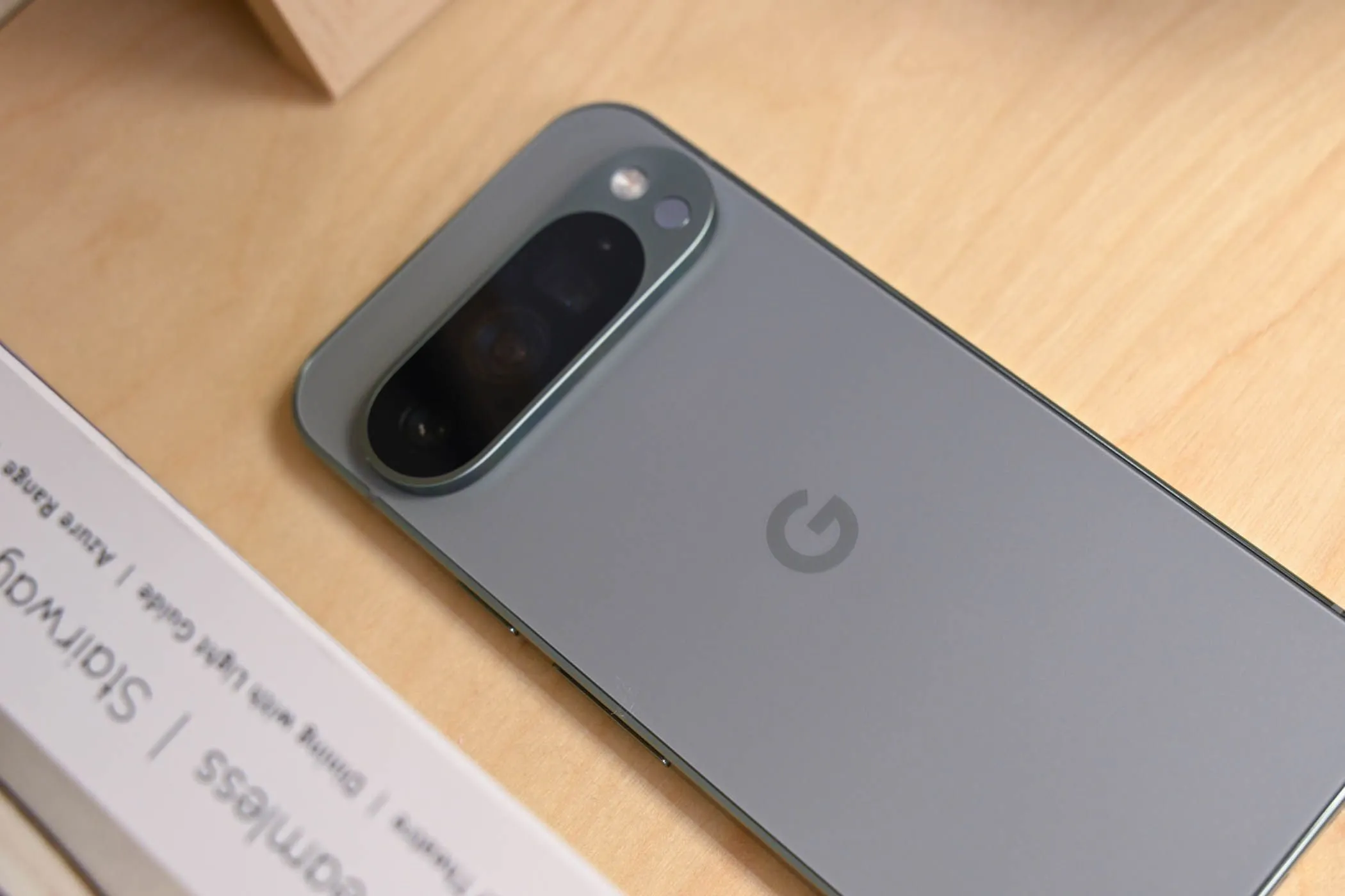 Hình ảnh minh họa chiếc Google Pixel 9 Pro, nhấn mạnh tầm quan trọng của việc bảo vệ màn hình