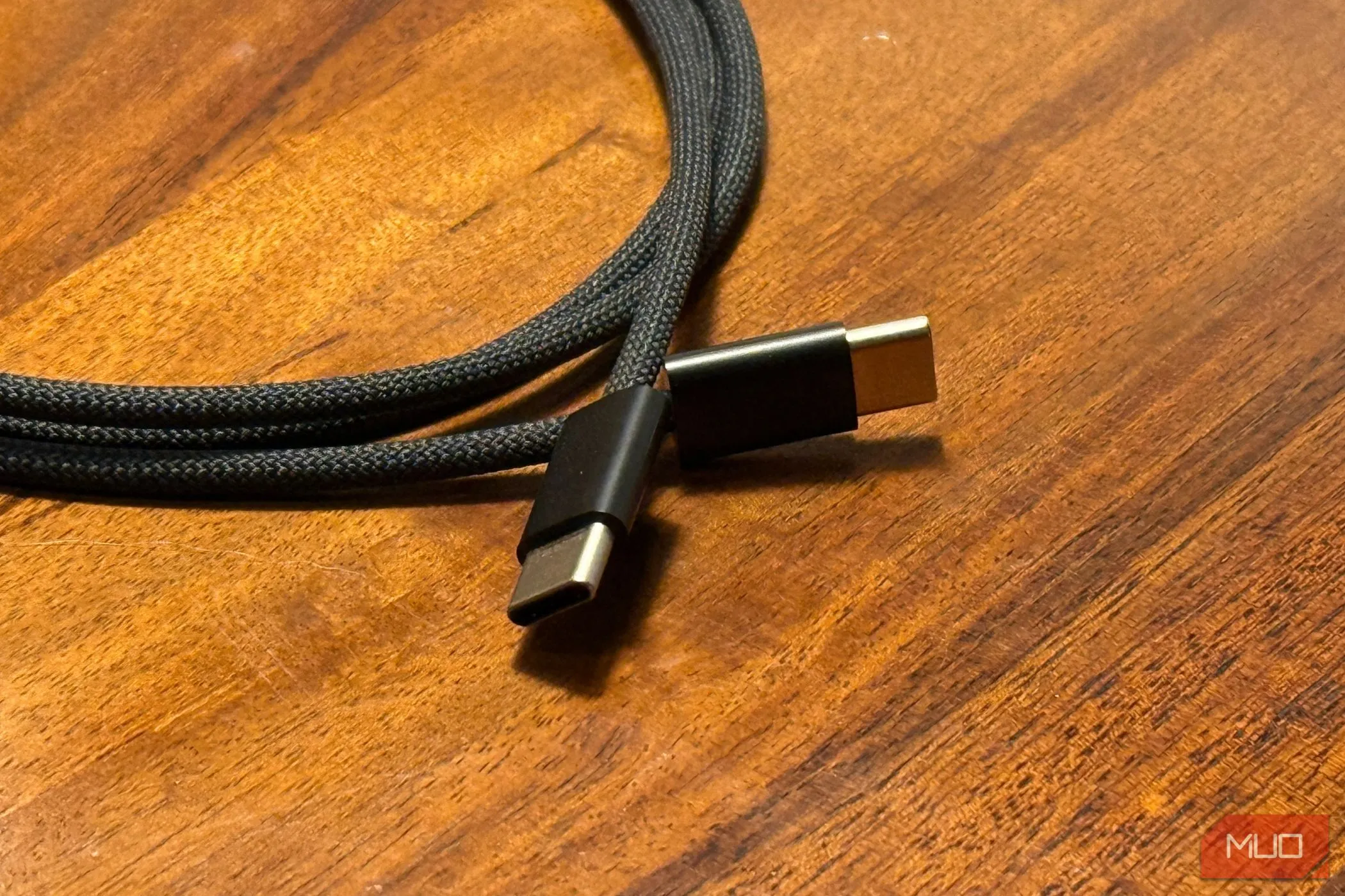 Hình ảnh minh họa hai đầu cáp USB-C sang USB-C trên nền gỗ