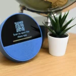 Hình ảnh minh họa mã QR, cho thấy khả năng bị kẻ gian dán đè một lớp mã QR độc hại lên trên để lừa đảo người dùng.