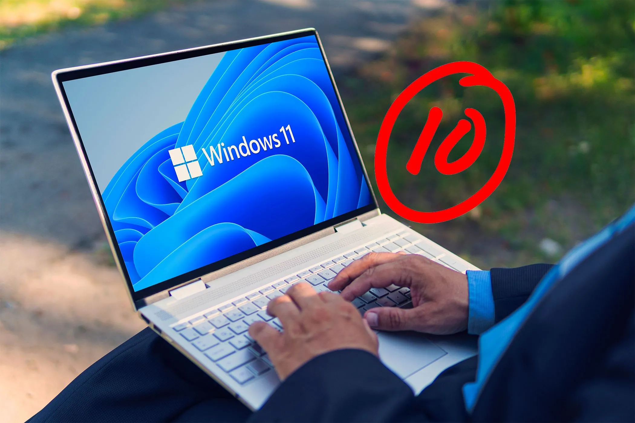 Hình ảnh minh họa người dùng làm việc trên laptop, bên cạnh là biểu tượng Windows 10 và thông tin về chi phí gia hạn gói cập nhật bảo mật ESU.