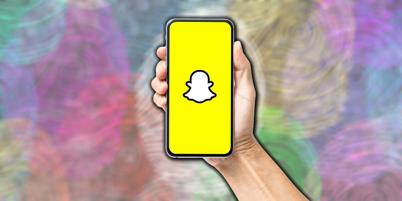 Hình ảnh người dùng cầm điện thoại hiển thị giao diện Snapchat, một trong những ứng dụng có thể chia sẻ dữ liệu cá nhân.