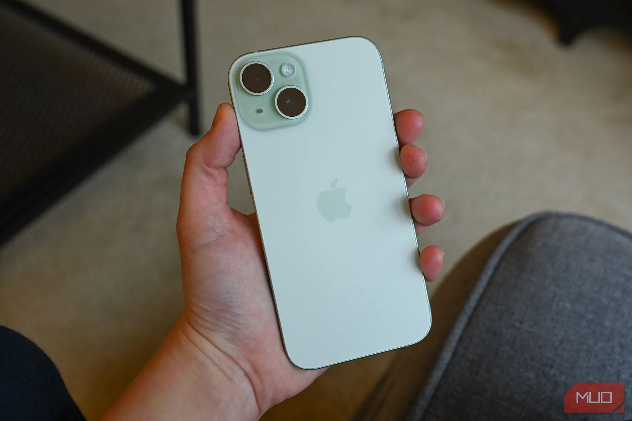 Hình ảnh người dùng đang sử dụng iPhone 15, mẫu điện thoại flagship năm trước vẫn giữ được giá trị cao