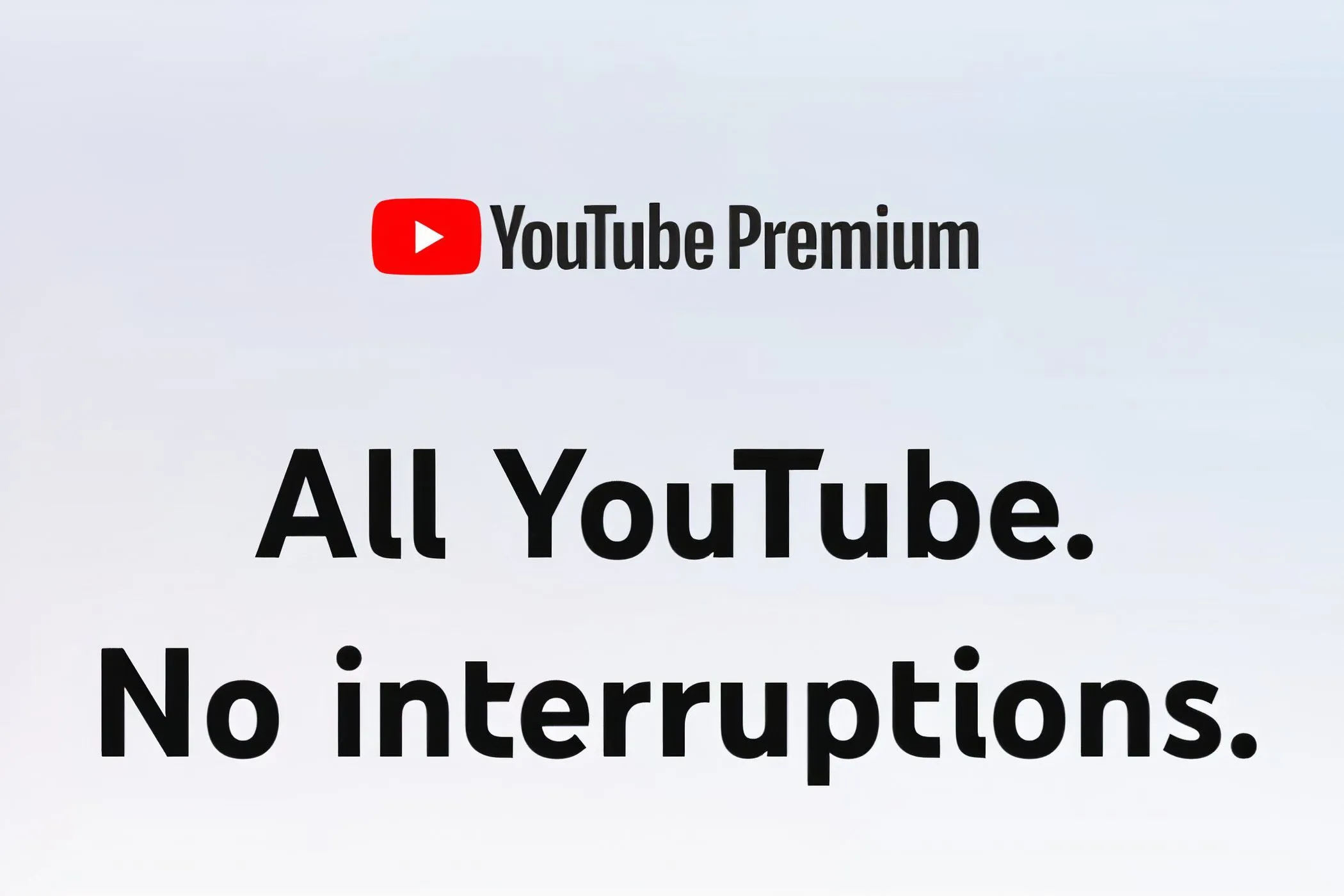 Hình ảnh quảng cáo YouTube Premium giới thiệu các tính năng độc quyền và trải nghiệm không gián đoạn