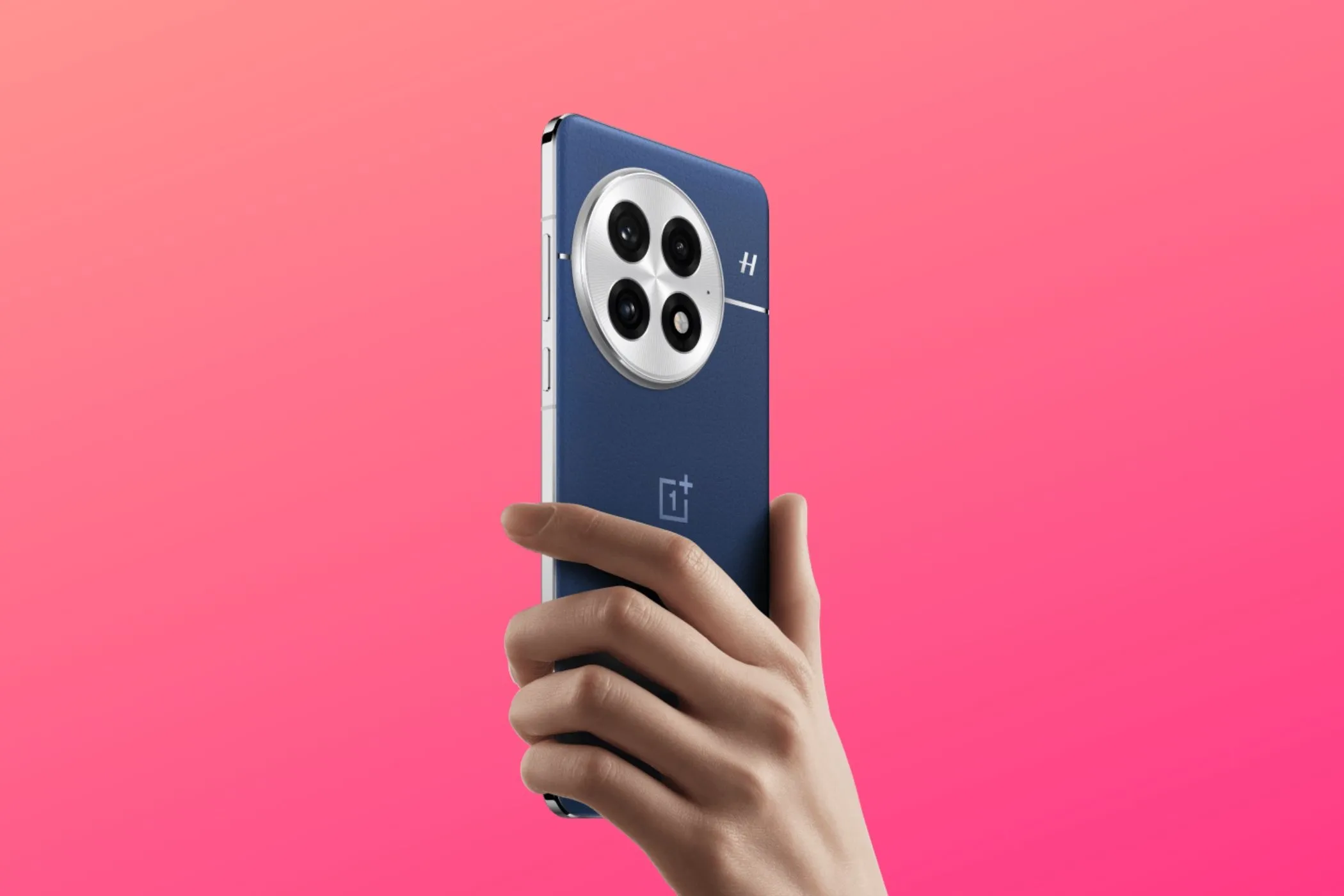 Hình ảnh render điện thoại OnePlus 13 với thiết kế mới, màn hình phẳng và tông màu hồng nền