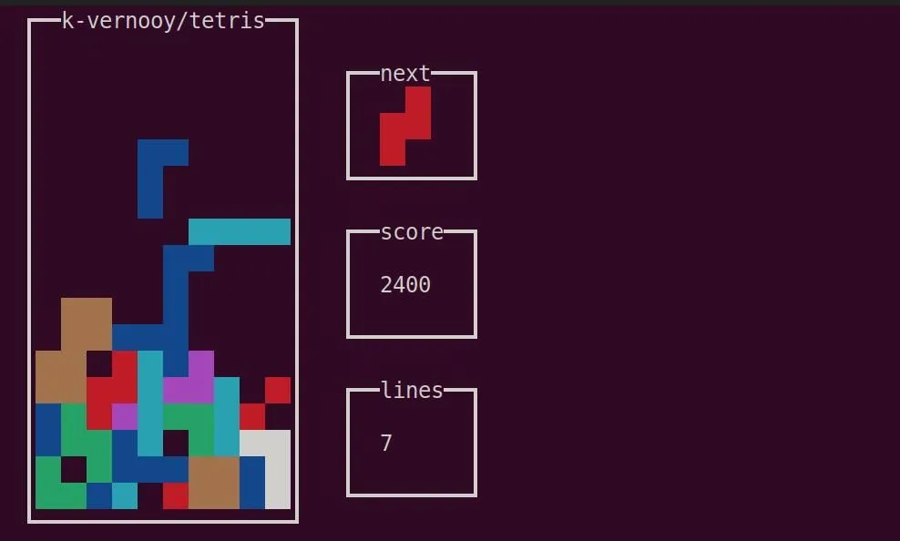 Hình ảnh trò chơi Tetris chạy trên terminal Linux, minh họa một tựa game kinh điển giúp rèn luyện sự kiên trì và tư duy nhanh nhạy.