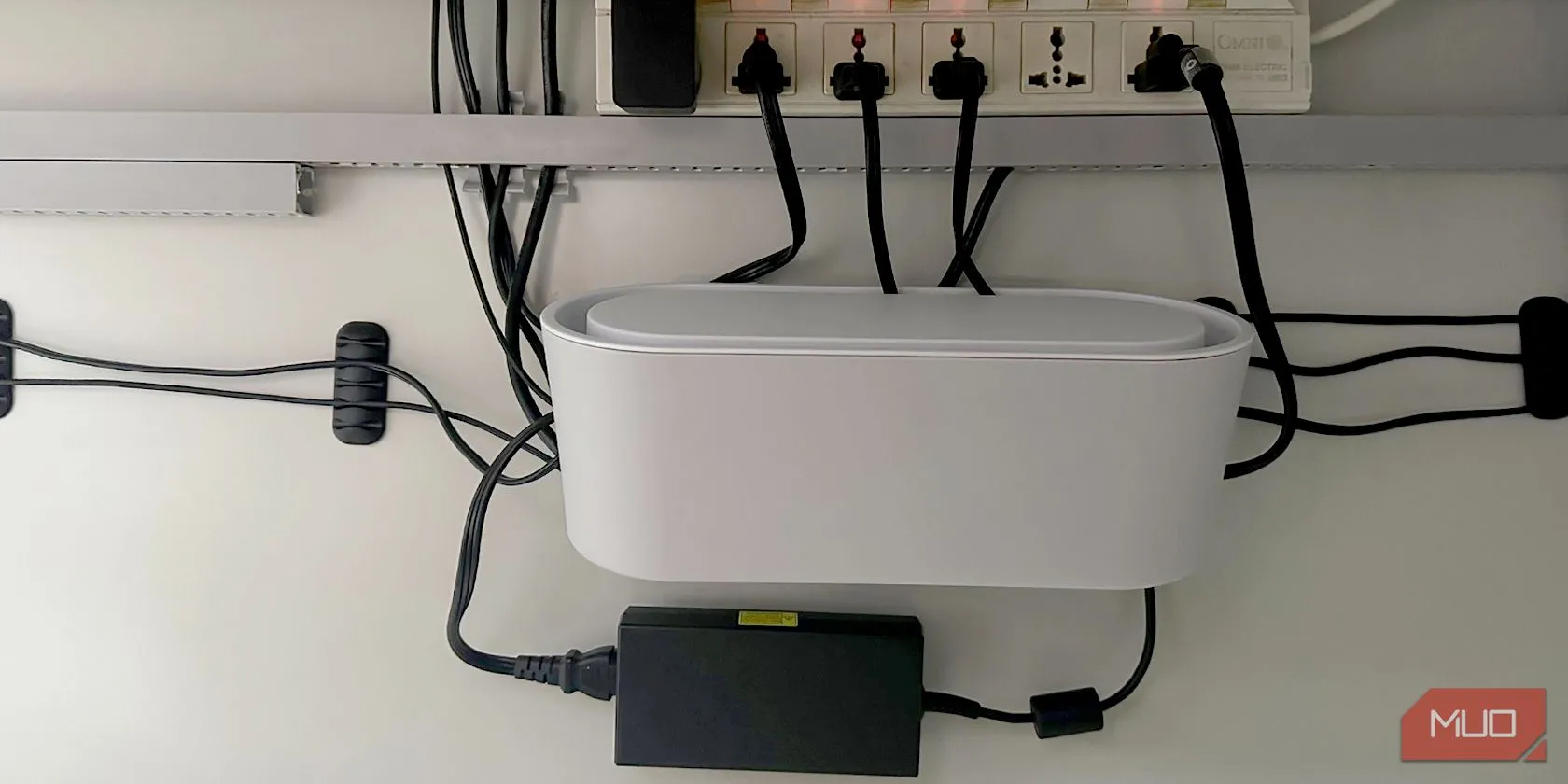Hộp cáp mạng hoặc thiết bị Powerline adapter được cắm vào ổ cắm chống sét lan truyền, minh họa vị trí cắm không tối ưu