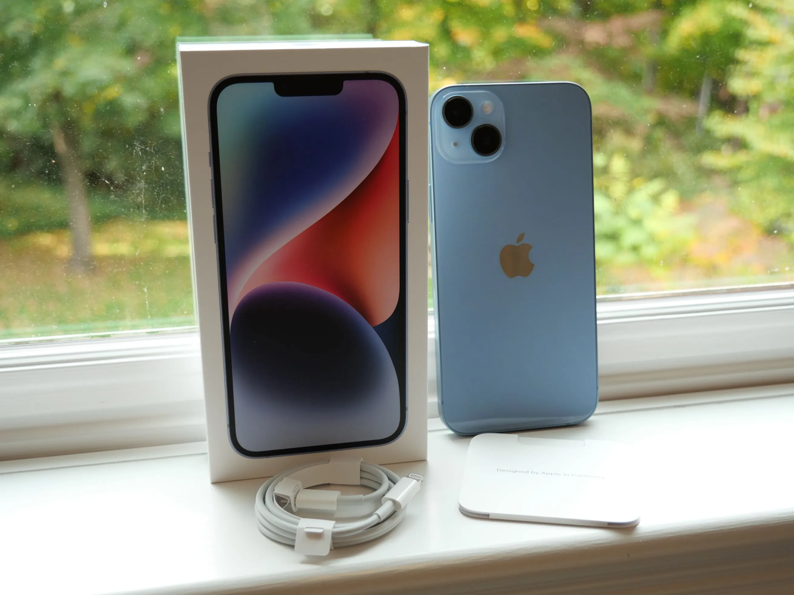 Hộp đựng và phụ kiện bên trong của iPhone 14 Plus, không bao gồm củ sạc
