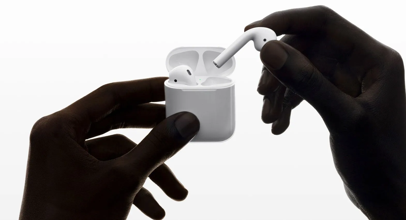 Hộp sạc AirPods thế hệ 2 với thiết kế vuông vắn và đèn trạng thái ở mặt trước