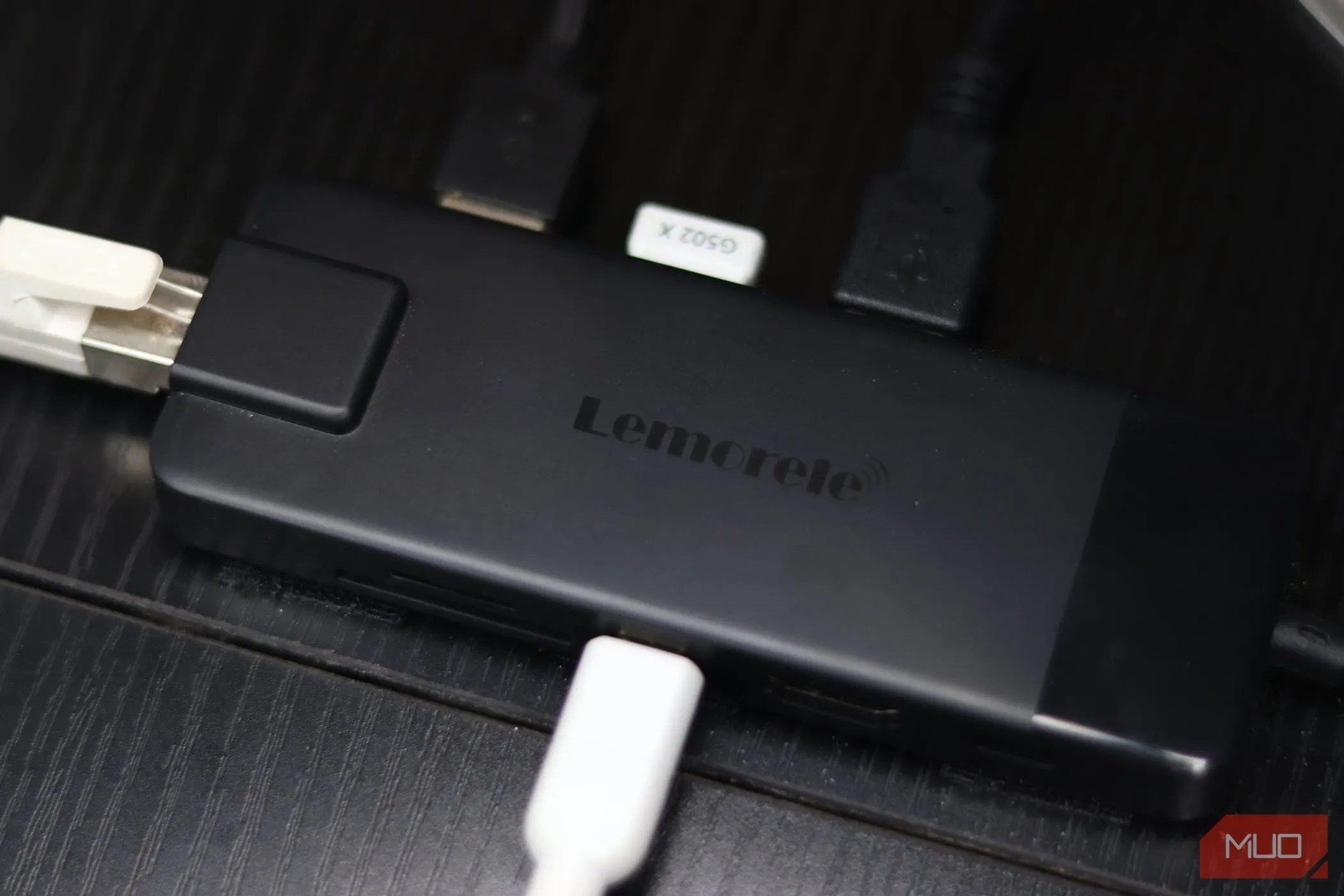 Hub USB-C màu đen với nhiều cổng kết nối, giúp tối ưu không gian bàn làm việc và quản lý cáp hiệu quả